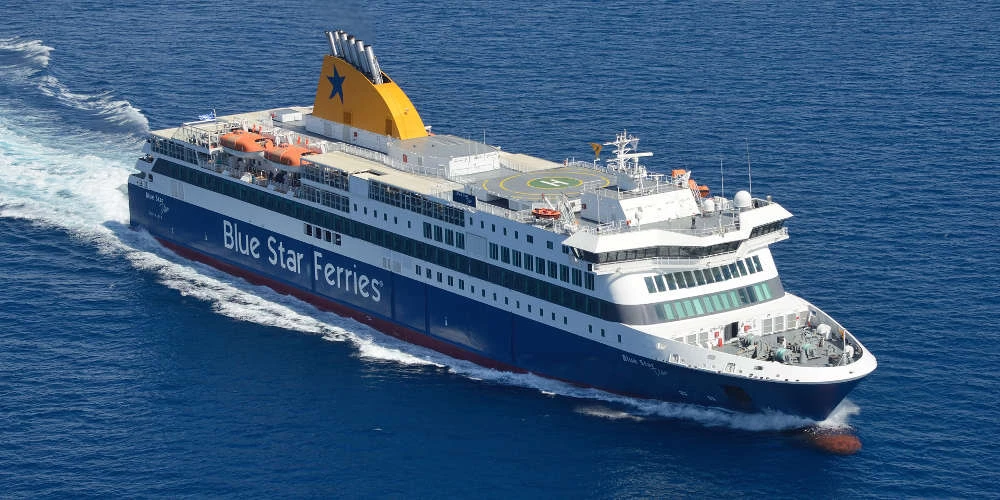 Το «Blue Star Delos» ήταν το πρώτο πλοίο του 2019 στο λιμάνι του Πειραιά